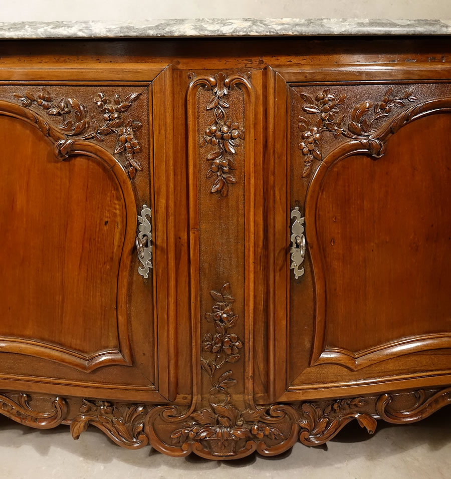 D&eacute;tail de la sculpture d'un buffet de chasse en noyer massif